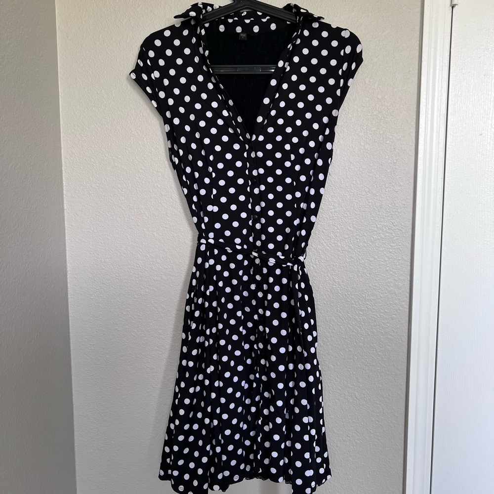 GUESS BLACK AND WHITE POLKA DOT DRESS SIZE SMALL